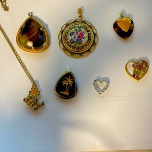 Lot of vintage pendants